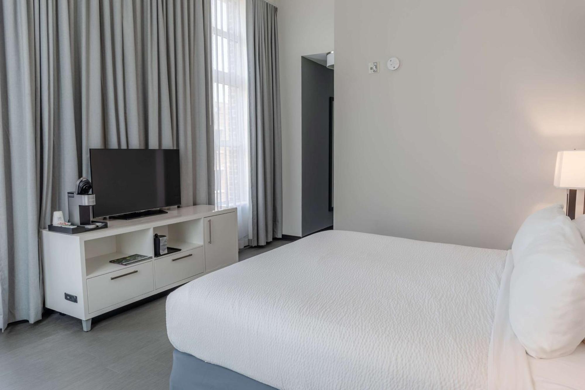 Tryp By Wyndham Savannah Exterior photo
