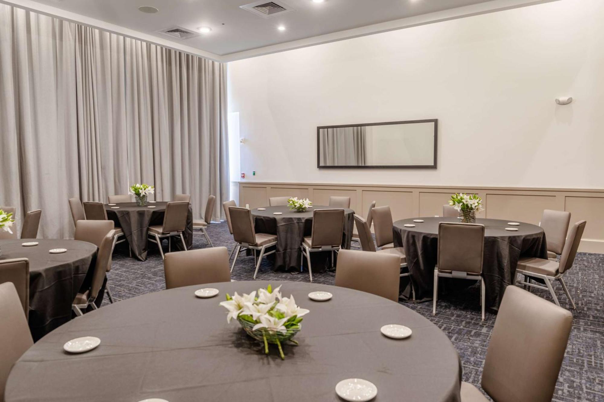 Tryp By Wyndham Savannah Exterior photo